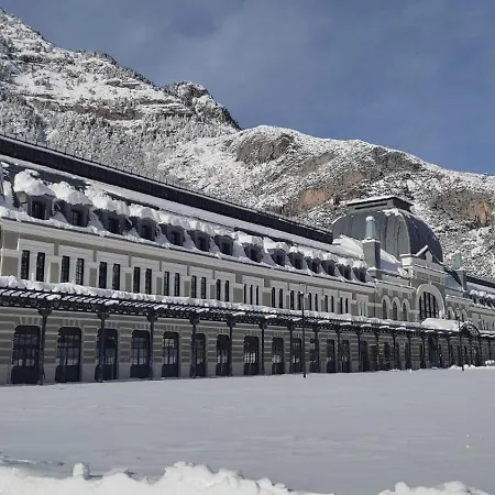 Marraquita Avairent Estacion Canfranc